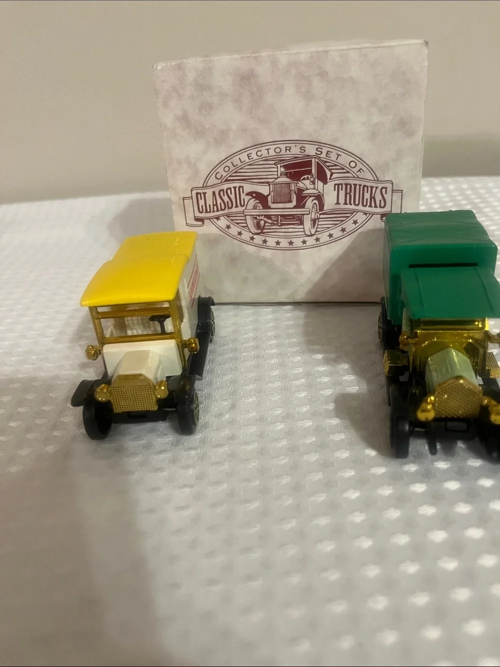 Classic Collectors Trucks Set - Yellow & Green Vintage-Style Trucks